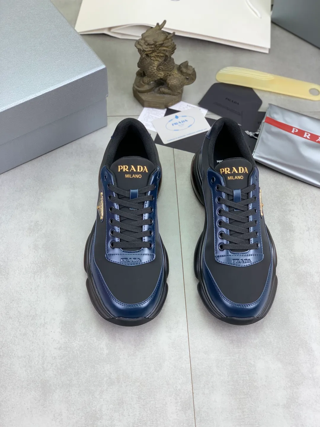 Men's men's shoes 💰P640 💰【New model】Top quality, new popular model on the official website, it will not go out of style for a hundred years, 🆘 The trendy brand (Prada) mainly promotes popular models, avant-garde and versatile fashionable men's shoes, private version molding, cowhide surface splicing 1:1 oil edge processing... fashionable and simple, original imported cowhide interior cowhide feet; the atmosphere and personality are more fashionable, eye-catching and pursuing class. It will subvert old ideas and be a must-have for fashionistas who want to spend time with you! Must keep it! High-end comfort, high-end quality workmanship. Size: 38-45 Various colors available. full package